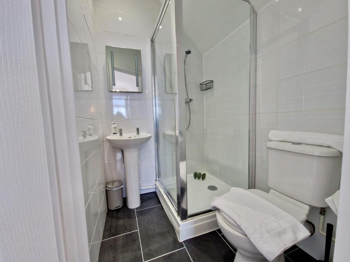 Incredible Private Rooms All With Private Bathrooms In A Fully Serviced House Next To City Centre With Free Parking Coventry Zewnętrze zdjęcie