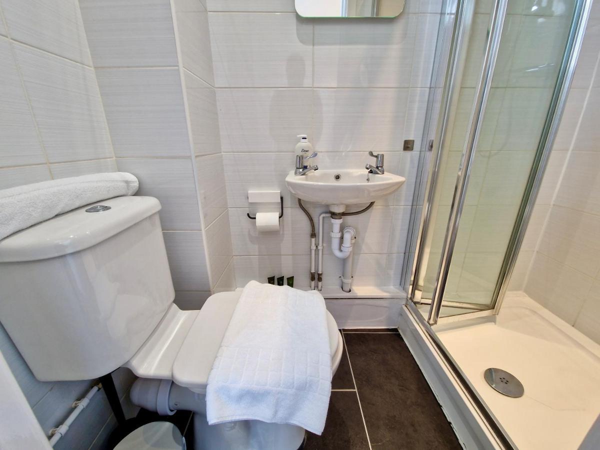 Incredible Private Rooms All With Private Bathrooms In A Fully Serviced House Next To City Centre With Free Parking Coventry Zewnętrze zdjęcie