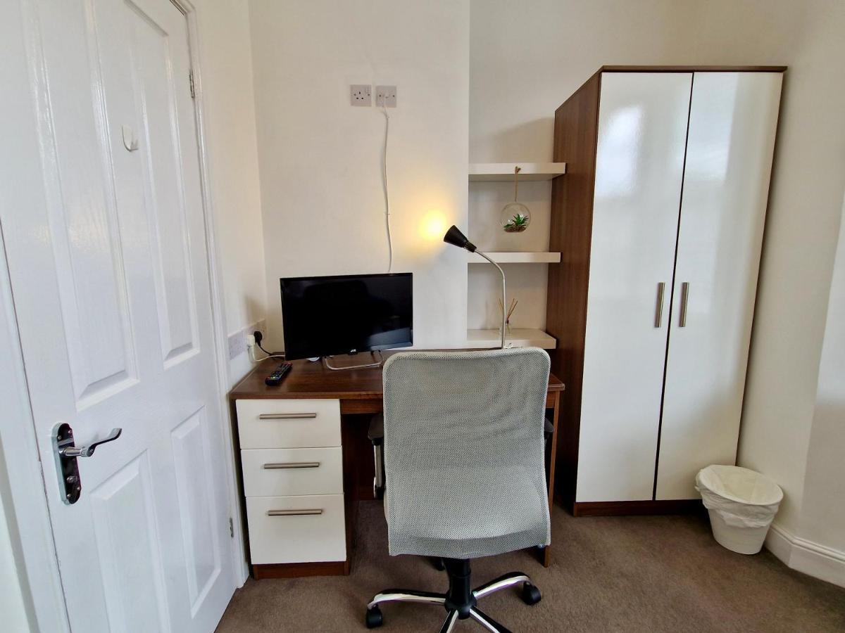 Incredible Private Rooms All With Private Bathrooms In A Fully Serviced House Next To City Centre With Free Parking Coventry Zewnętrze zdjęcie