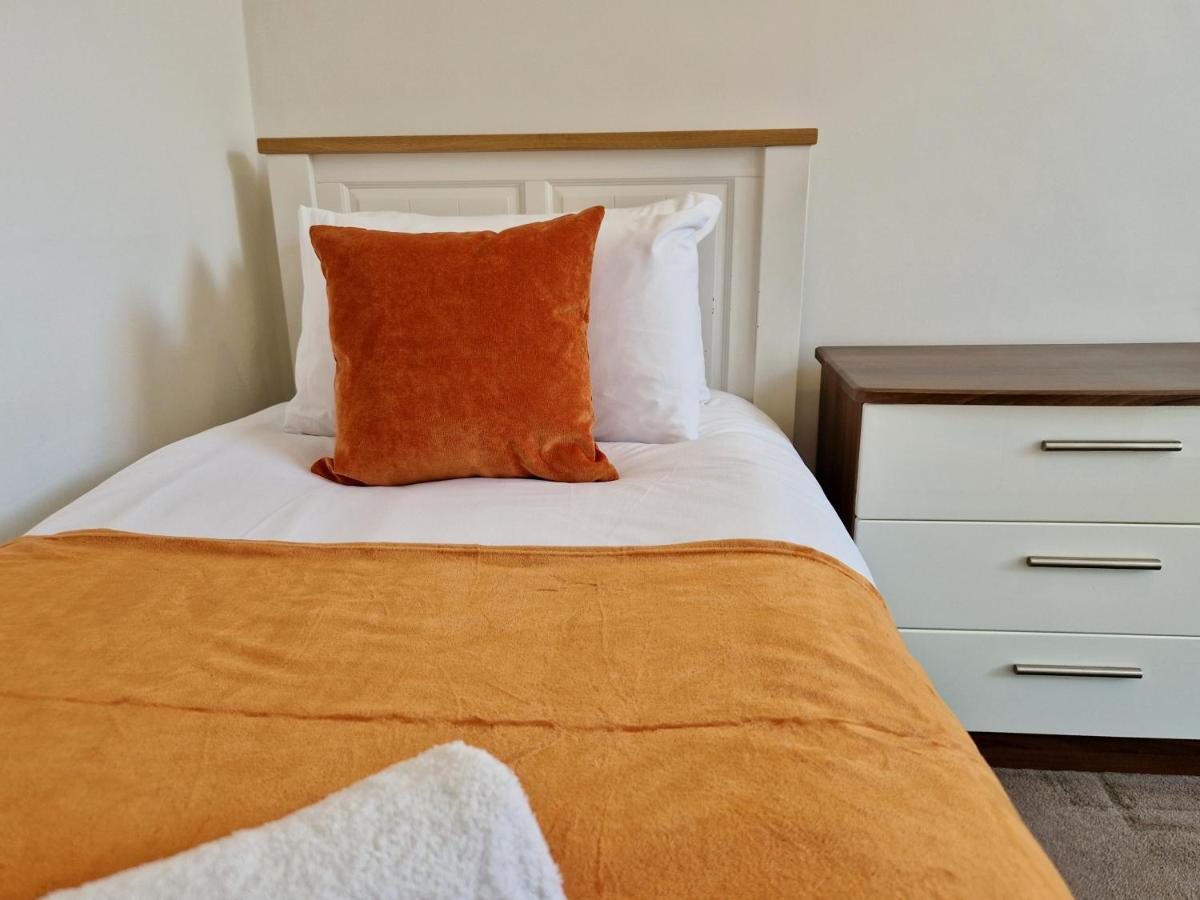 Incredible Private Rooms All With Private Bathrooms In A Fully Serviced House Next To City Centre With Free Parking Coventry Zewnętrze zdjęcie