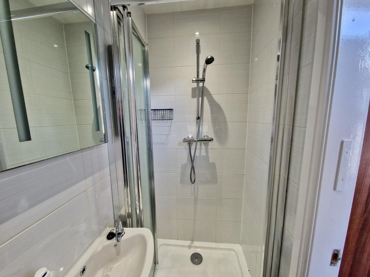 Incredible Private Rooms All With Private Bathrooms In A Fully Serviced House Next To City Centre With Free Parking Coventry Zewnętrze zdjęcie