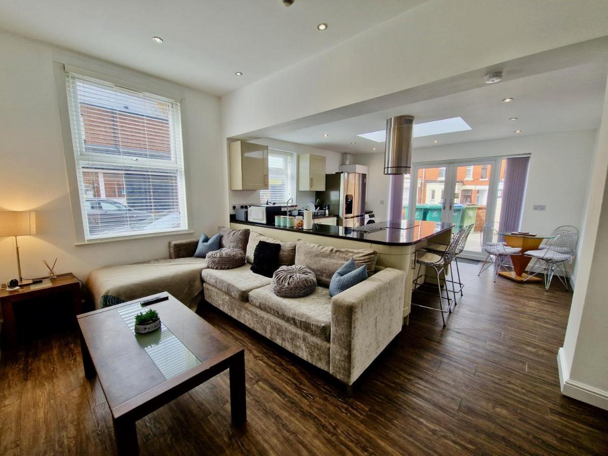 Incredible Private Rooms All With Private Bathrooms In A Fully Serviced House Next To City Centre With Free Parking Coventry Zewnętrze zdjęcie