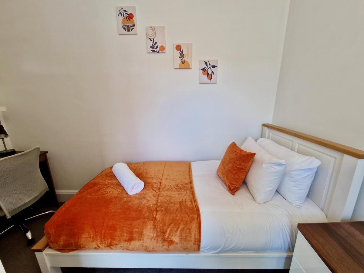 Incredible Private Rooms All With Private Bathrooms In A Fully Serviced House Next To City Centre With Free Parking Coventry Zewnętrze zdjęcie