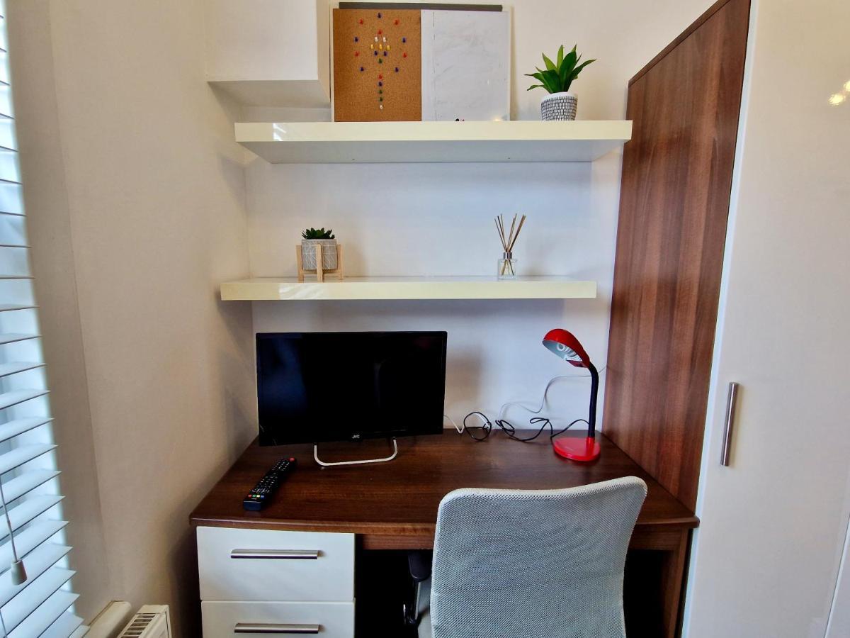 Incredible Private Rooms All With Private Bathrooms In A Fully Serviced House Next To City Centre With Free Parking Coventry Zewnętrze zdjęcie