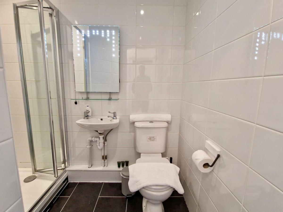 Incredible Private Rooms All With Private Bathrooms In A Fully Serviced House Next To City Centre With Free Parking Coventry Zewnętrze zdjęcie