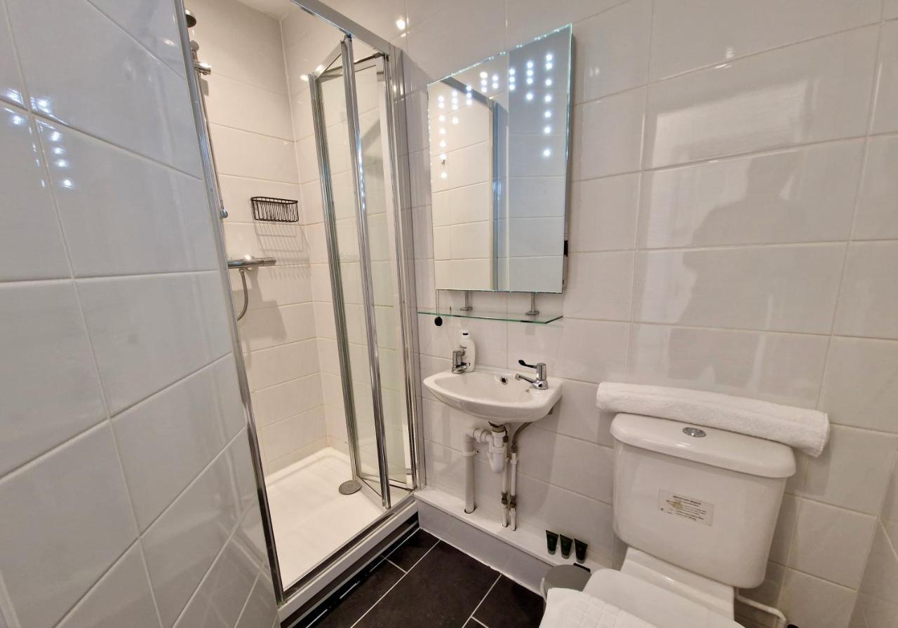 Incredible Private Rooms All With Private Bathrooms In A Fully Serviced House Next To City Centre With Free Parking Coventry Zewnętrze zdjęcie
